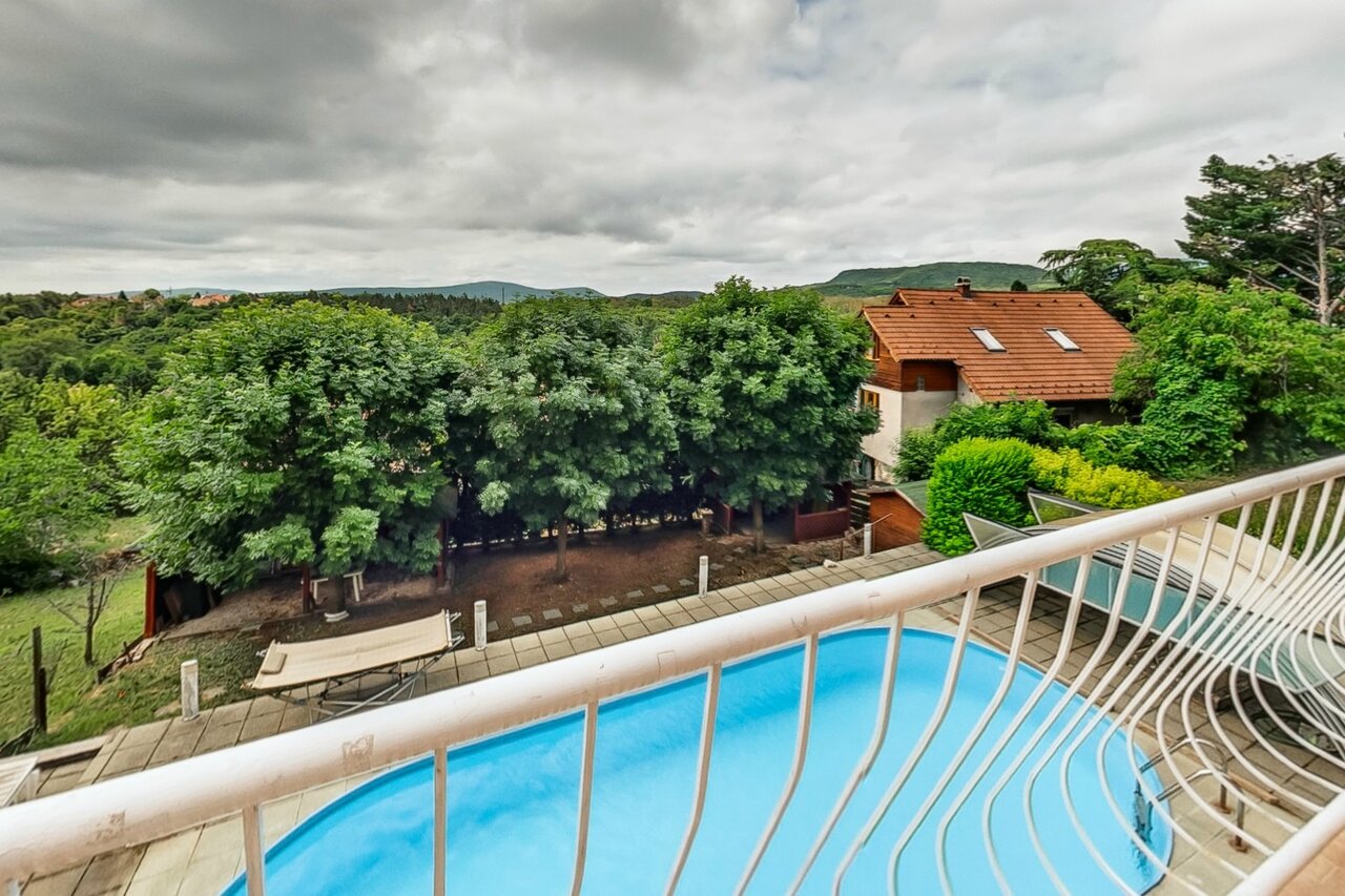 Eladó ház Szentendre, Izbég - medencés kert panorámával