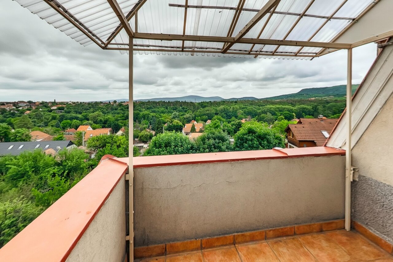 Eladó ház Szentendrén - fedett terasz panorámás hegyi kilátással