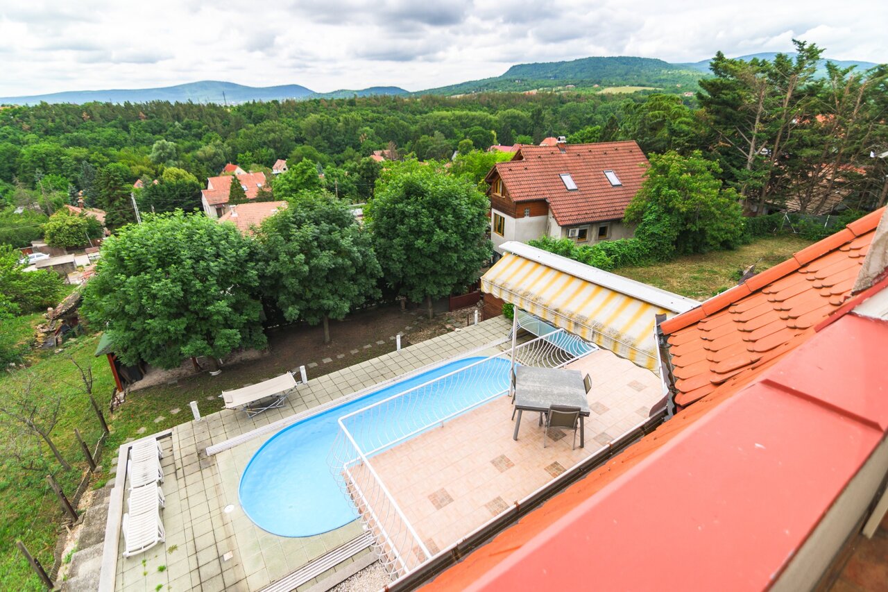 Szentendrei panorámás ház kertje és medencéje - légifelvétel